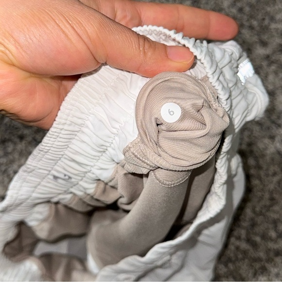 Lululemon hotty hot short size 6 - Picture 6 of 10